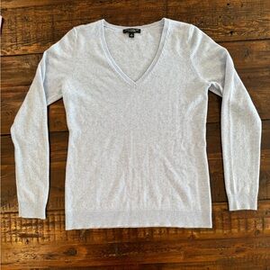 Ann Taylor V neck 100% cashmere sweater in light heathered blue. Size M. GUC.